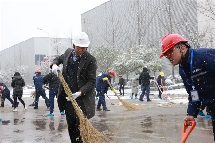 點贊！掃雪除冰，他們是最美的風景