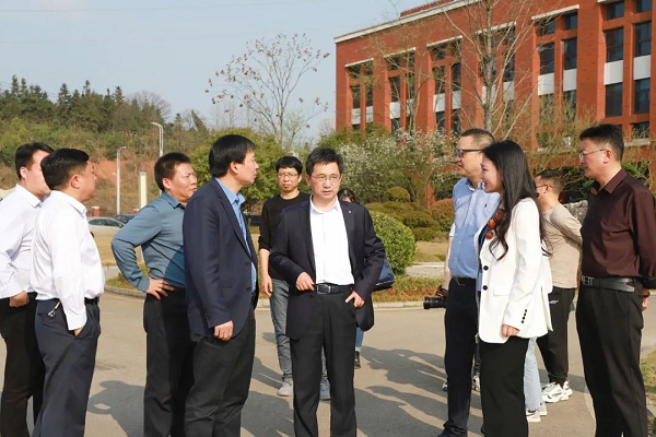 銅仁市委副書記、市長皮貴懷調(diào)研西部產(chǎn)業(yè)基地