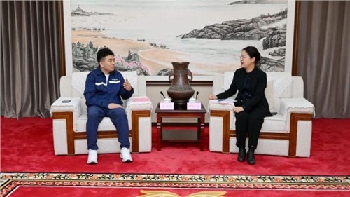 欽州市市委書記鐘暢姿會見中偉股份董事長、總裁鄧偉明一行