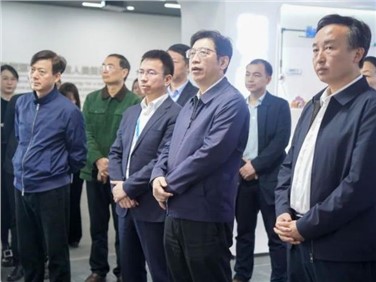 湖南省政協(xié)黨組成員、秘書長鄧群策帶隊考察調(diào)研中偉寧鄉(xiāng)產(chǎn)業(yè)基地