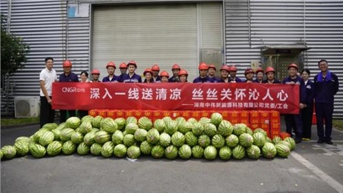 清涼潤匠心關(guān)懷抵熱浪|中偉股份生產(chǎn)一線開展“送清涼”員工關(guān)懷系列活動